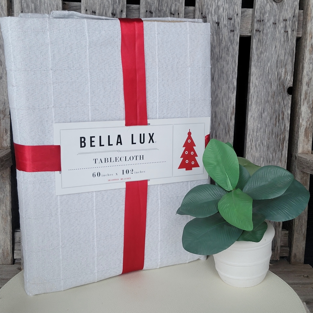 Bella Lux Oval White With Silver Flecks Checkered Tablecloth